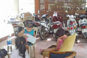 光明下午與獨自在家的朋友們在租房區域內一起玩耍。