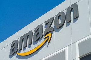 美國華盛頓哥倫比亞特區檢察長卡爾‧拉辛25日宣佈對網絡零售巨頭亞馬遜發起反壟斷訴訟。（圖源：AP）