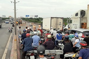 芹苴橋 4 輛車追尾致1人死亡
