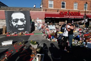 民眾紀念非洲裔男子喬治-弗洛伊德去世一週年。（圖源：路透社）