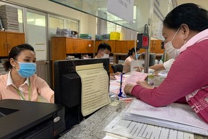 民眾在舊邑郡所屬接收卷宗和退還結果部門辦理證書簽發手續。