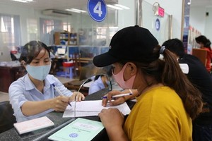 勞動者在報名參加自願社保。（圖源：楊琴）