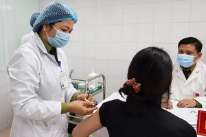 越南勞動總聯團建議優先給工業區勞工接種新冠疫苗。（示意圖源：VGP）