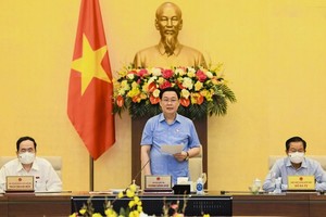 國會主席王廷惠（中）主持會議。（圖源：VOV）