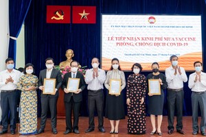 市領導向萬盛發集團與所屬公司致贈感謝書。