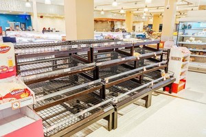 澳維州將進入7天封鎖期，墨爾本超市貨架空空如也。（圖源：互聯網）