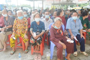 眾多長者前來等候求診。