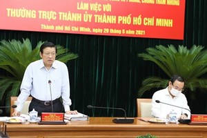中央內政部長潘廷擢（左）在會議上發言。（圖源：T. Huyền）