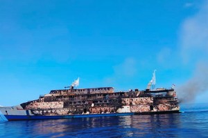 印尼客船“卡里亞‧英達”號在馬魯古海發生大火燒毀。（圖源：路透社）