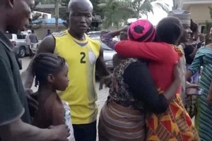 獲釋人員與親人擁抱。（圖源：互聯網）