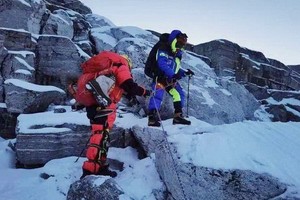 中國張洪成為亞洲首位盲人登頂珠峰。（圖源：新華社）