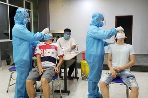 新順出口加工區的工人接受新冠病毒檢測。 