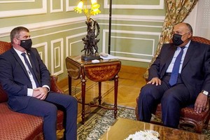 埃及外長舒克里（右）與以色列外長阿什克納齊會面。（圖源：互聯網）