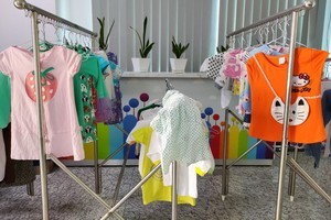 市兒童醫院的衣服免費區，為家長及其兒女提供適合的衣服。