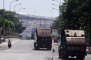 垃圾堆積如山的多福垃圾場。（圖源：光定）