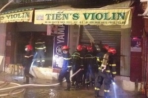 消防隊破門而入營救受困人員。（圖源：消防與救援警察科）