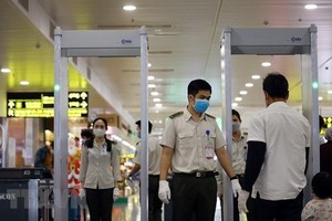 航空安寧人員在內牌機場安檢區監察乘客。（圖源：越通社）