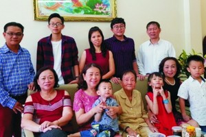 李梅英（前座右二）與家人合照。