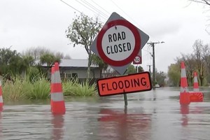 圖為坎特伯雷地區的部分道路因洪水封閉。（圖源：路透社）