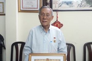 華人幹部、啟秀華文中心校長王沛川獲“學習胡志明思想與道德榜樣”模範獎。