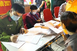 公安力量為民辦理芯片公民身份證簽發手續。