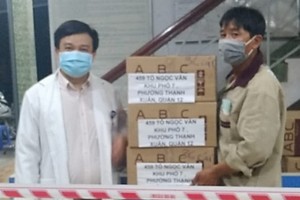 亞洲餅家代表贈送食品給舊邑郡醫生。