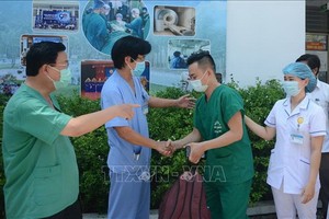 峴港C醫院領導向馳援北江抗疫的醫護人員親切握手並祝願抗疫成功歸來。（圖源：越通社）