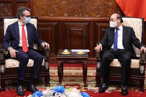 國家主席阮春福（右）接見歐盟駐越南大使喬治‧阿利伯蒂。（圖源：越通社）