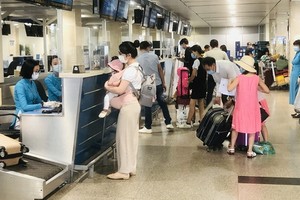 旅客在新山一機場辦理登機手續。（圖源：功忠）