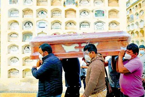 秘魯民眾搬運死於新冠病毒的親屬遺體。（圖源：AFP）