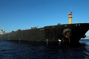 美國2月在阿聯酋海岸扣押了一艘伊朗油輪，其載運的大約200萬桶石油被美國沒收並賣掉。（圖源：路透社）