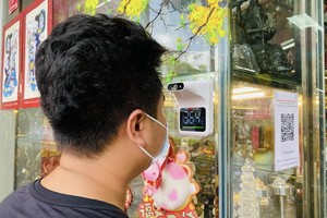 自動測量體溫儀器方便且安全。