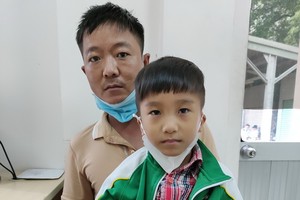 蘇金方帶兒子蘇鴻光來求助。