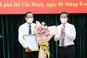 中央書記處常務書記武文賞向潘文邁同志頒發《決定》。（圖源：越通社）