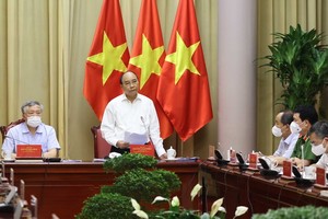 國家主席阮春福（右二）主持會議並發表講話。（圖源：越通社）