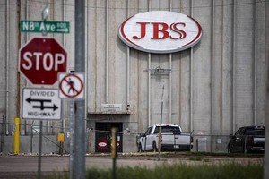 全球最大的肉品加工商JBS近日遭駭，旗下多處屠宰場受影響暫停營運。（圖源：AFP）