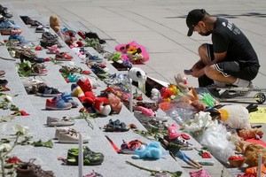 5月29日，一名市民在加拿大溫哥華美術館門外參加悼念活動。（圖源：新華社）