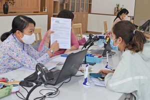 第十一郡所屬接收卷宗和退還結果部門為民辦理卷宗。