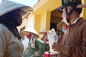 拾金不昧的莫氏平（左）將財物交還失主（右）。（圖源：TTO）