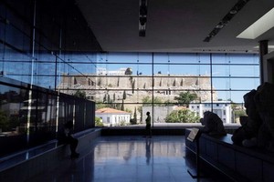 當地時間2021年5月14日，希臘雅典，雅典衛城博物館重新向公眾開放。圖為遊客在博物館中漫步。（圖源：互聯網）