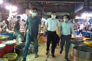 市人委會副主席楊英德（中）親往視察平田集散市場的防疫工作。（圖源：佐琳）