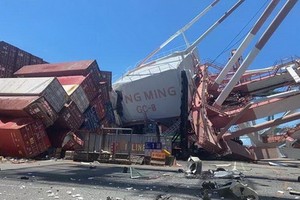 中國台灣高雄港發生貨輪撞倒塔式起重機  