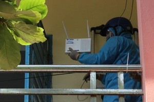 技術員安裝信號設備。