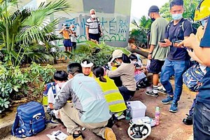 多名學童受傷坐在路邊等候救援。（圖源：互聯網）
