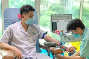 一名醫護人員樂於捐血救人奉獻愛心。