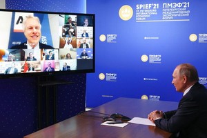 2021年6月4日，俄羅斯總統普京（右）在聖彼得堡國際經濟論壇上通過視頻連線會見世界主要通訊社負責人。 （圖源：AP）