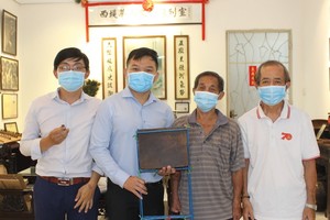 一等抗戰勳章獲得者周純光先生（左三）向陳列室捐贈母親遺物。