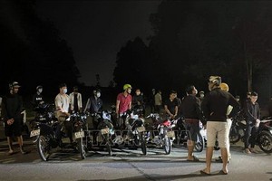 被當場制服的飆車徒。（圖源：越通社）