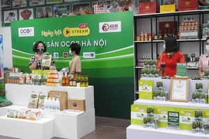 “河內“每鄉一產品”(OCOP)特產品網絡直播盛會”現場一隅。（圖源：越通社）