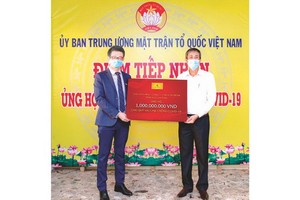 千禧龍傳媒董事長郭志鋒為“國家疫苗基金”捐贈 10 億越盾